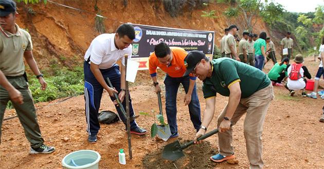 Rayakan HUT Batam, Pari Tanam Pohon Buah di Yonif Raider